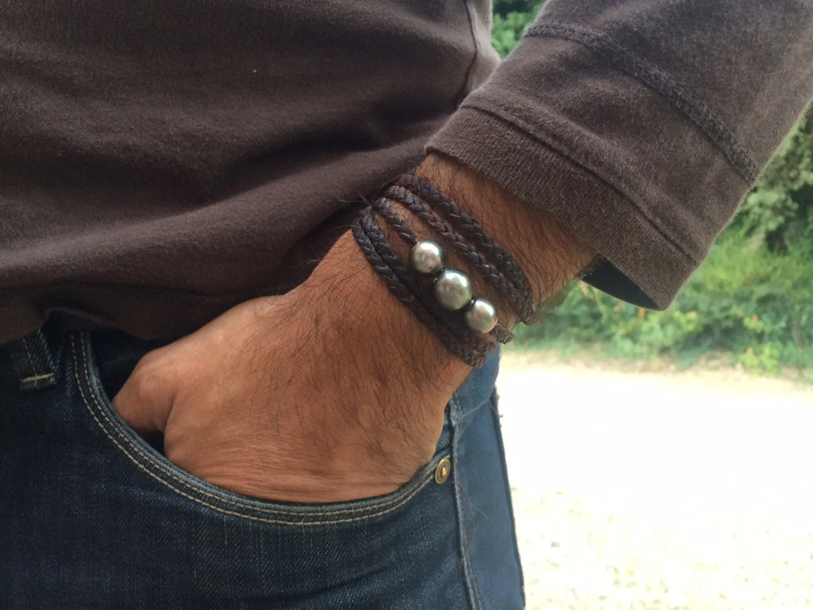 Bracelet pour homme avec quatre belles p sur cuir australien tressé.