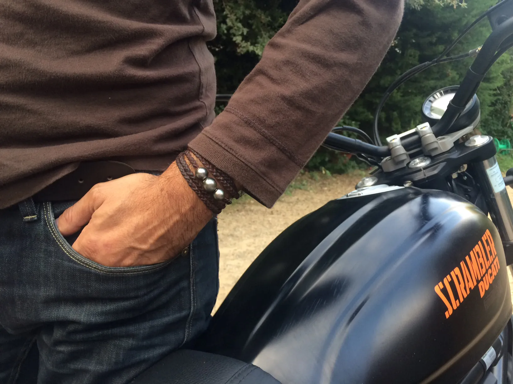 Bracelet pour homme avec quatre belles p sur cuir australien tressé.