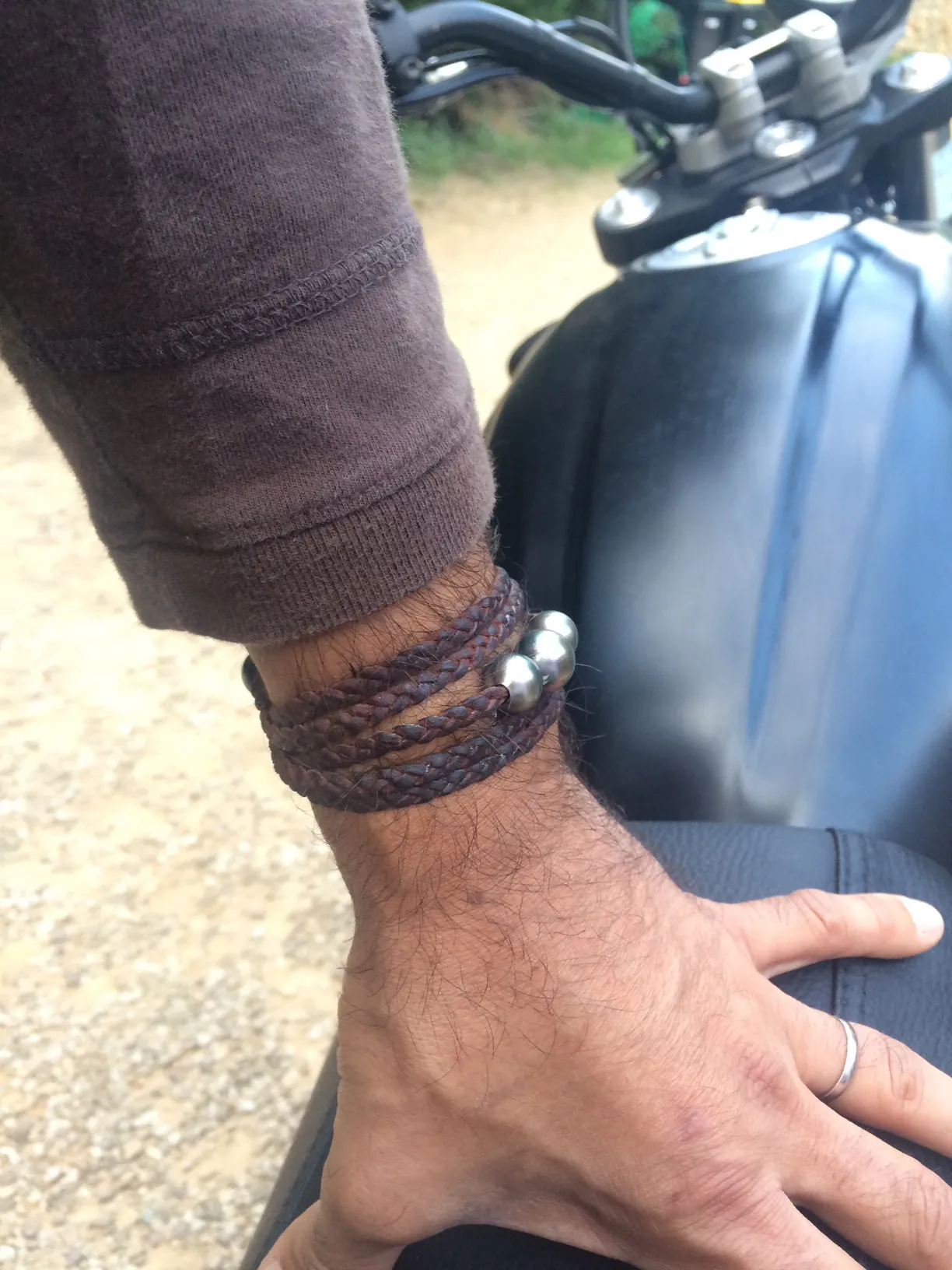 Bracelet pour homme avec quatre belles p sur cuir australien tressé.