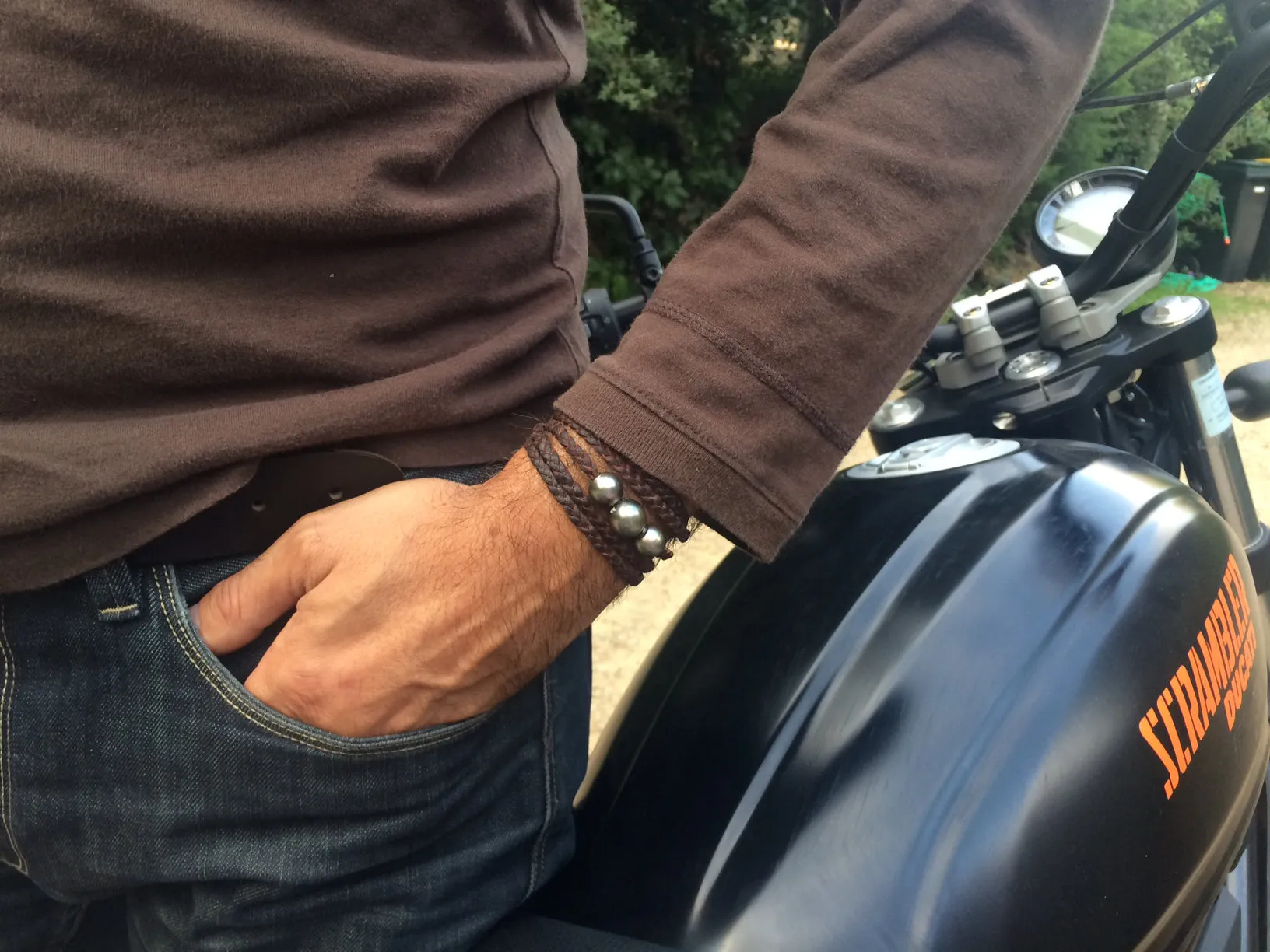 Bracelet pour homme avec quatre belles p sur cuir australien tressé.