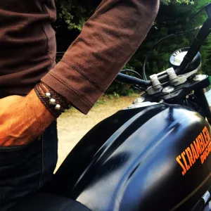 Bracelet pour homme avec quatre belles p sur cuir australien tressé.