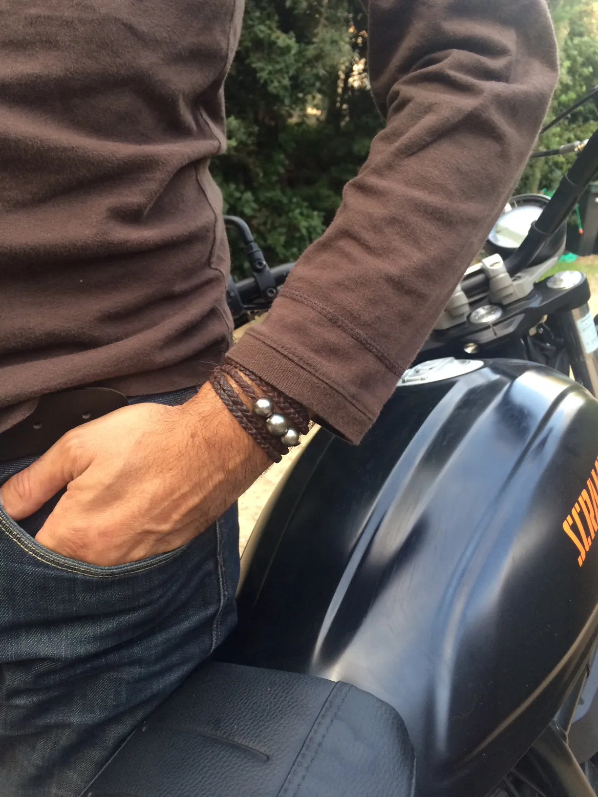 Bracelet pour homme avec quatre belles p sur cuir australien tressé.