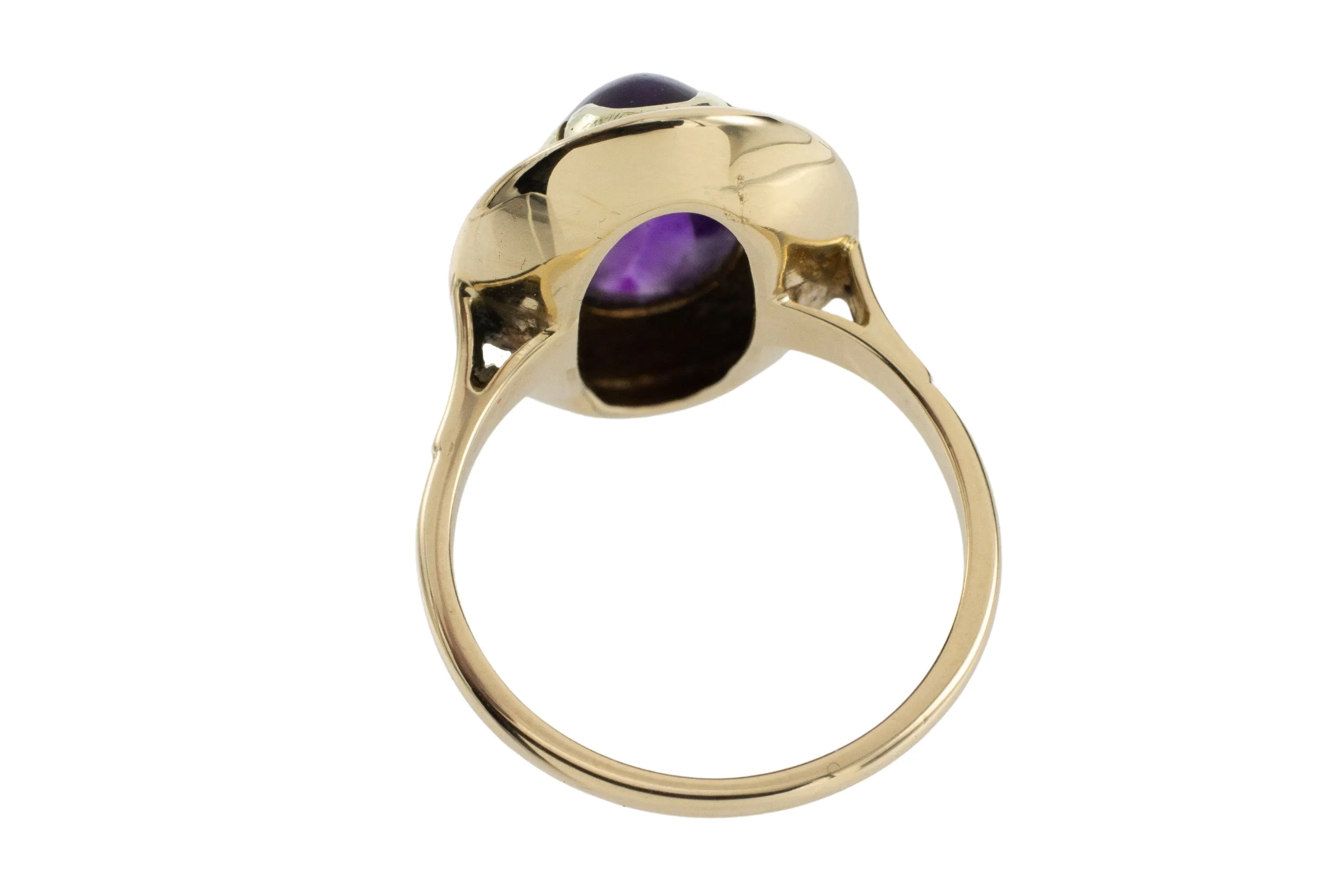 Cabochon amethyst ring in 14 carat gold