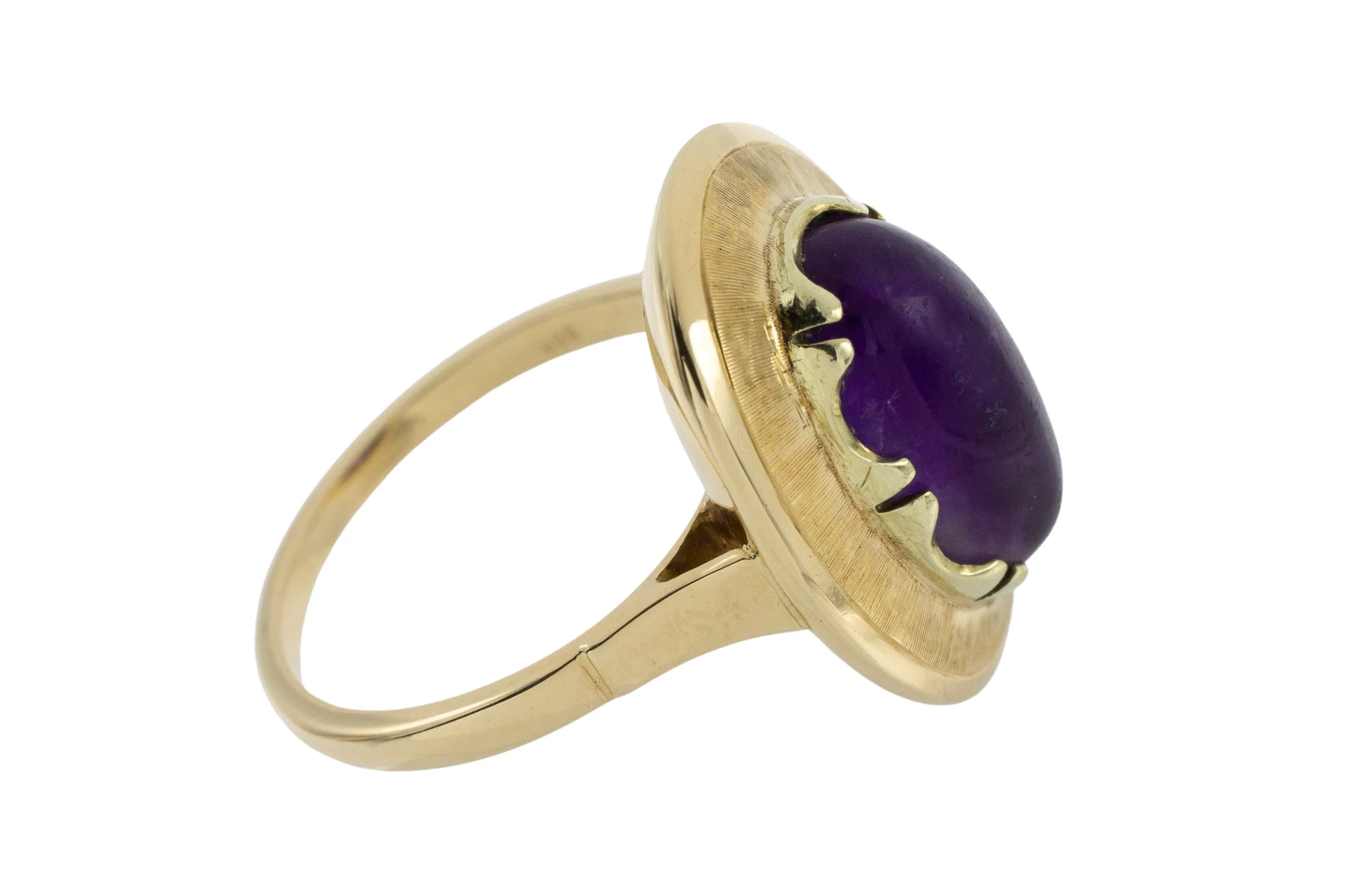 Cabochon amethyst ring in 14 carat gold