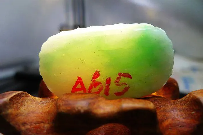 Natural Jade Rough Jadeite Raw (23g,3.8X2.2X1.1cm)