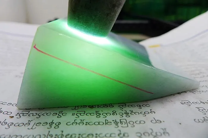 Natural Jade Rough Jadeite Raw (277g,7.8X6.2X3.3cm)