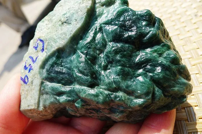 Natural Jade Rough Jadeite Raw (277g,8.4X6X3.1cm)