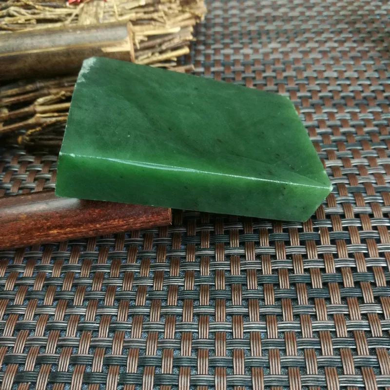 Natural Siberian Jade Rough Nephrite Raw (6.7X4.6X1.3cm)