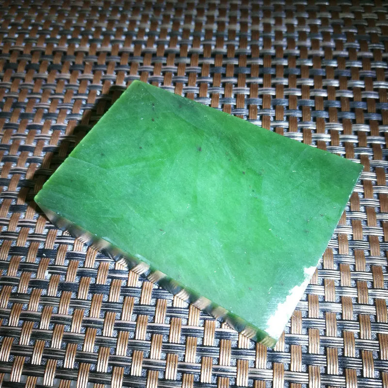 Natural Siberian Jade Rough Nephrite Raw (6.7X4.6X1.3cm)